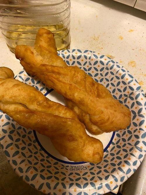 炸油条视频,传统美食制作全过程揭秘