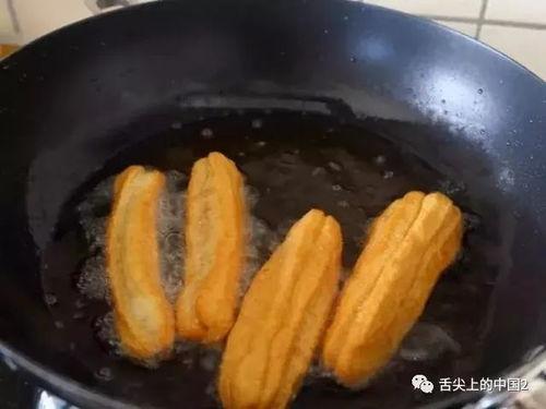 炸油条视频,传统美食制作全过程揭秘