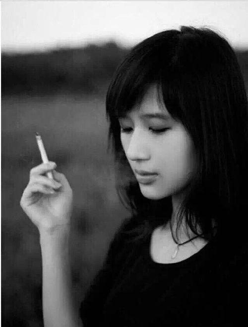 女生抽烟视频,揭秘女生抽烟的时尚态度