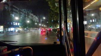 公交车顶臀视频,一场引发热议的公共道德风波