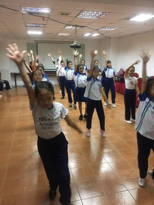 啦啦操舞蹈视频小学,青春舞动——小学生啦啦操舞蹈风采展示