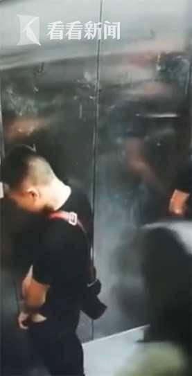 男人露j正面撒尿视频,男子露体撒尿画面引发社会关注