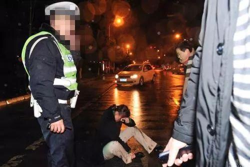 脱衣服亲吻视频,脱衣亲吻视频引发热议