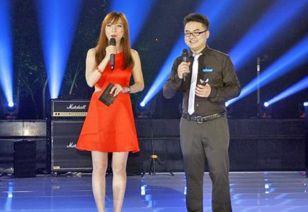 主持人上台走姿视频,主持人优雅走姿展现魅力瞬间